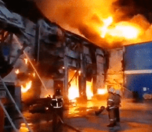 У РФ виникла масштабна пожежа на складі із пластиком: вогонь поширився на тисячі метрів