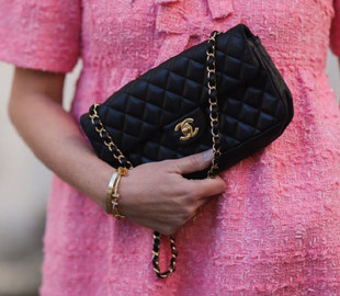 Світські левиці проти Chanel: росіянки ріжуть сумки на знак протесту