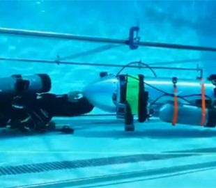 Илон Маск показал видео испытаний мини-субмарины для спасения школьников из затопленной пещеры в Таиланде