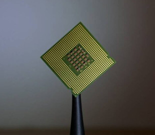 У Китаї створили аналоговий чип у тисячу разів швидший за Nvidia H100