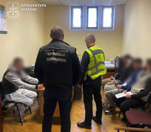 Правоохоронці викрили групу кібершахраїв, які обкрадали пенсіонерів і військових через онлайн-банкінг