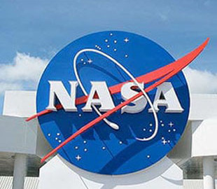 NASA требует вернуть похищенную лунную пыль и тараканов