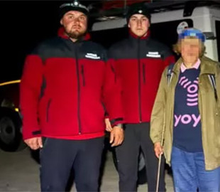 Нічні пошуки в Карпатах: на Львівщині рятувальники за допомогою дрона знайшли 68-річну туристку