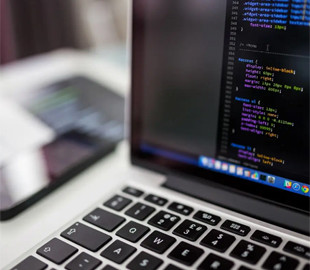 Чи безпечно тримати ноутбук постійно на зарядці: поради експертів