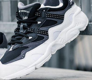 Шахрай обміняв фірмові кросівки на старі черевики