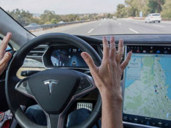Автопилот Tesla научится экстренно тормозить перед пешеходами и мотоциклистами