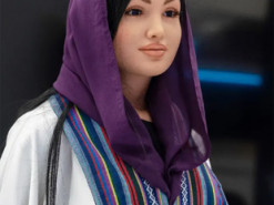 У Саудівській Аравії жінці-роботу заборонили говорити про політику та секс