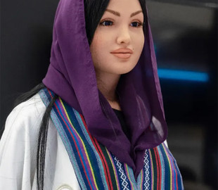 У Саудівській Аравії жінці-роботу заборонили говорити про політику та секс