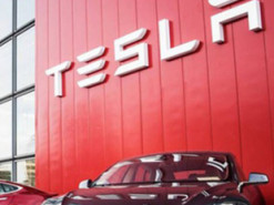 Tesla випустила оновлення для своїх електромобілів: система сповіщатиме про проблеми з шинами