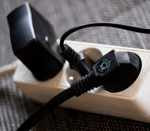 Електрики назвали 8 приладів, які не можна підключати до подовжувача