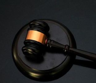 Просто терпіти не може воблу: суд виправдав росіянку за напис на асфальті "Нет в***е"