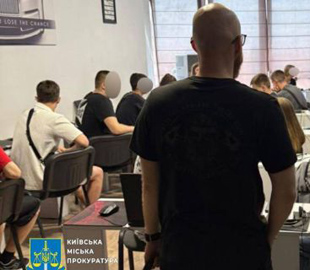 У Києві припинили роботу шахрайських колл-центрів: проведено 15 обшуків