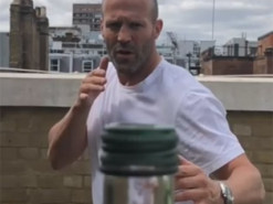 Трюк с бутылкой: знаменитости участвуют в забавном флешмобе