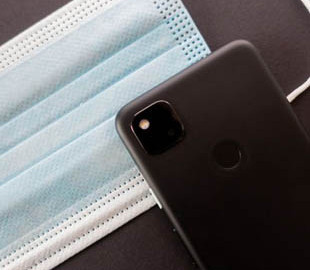 Ученый рассказал, можно ли пользоваться смартфоном во время болезни