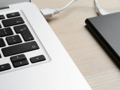 Як зарядити ноутбук без розетки: три робочі способи під час блекаутів