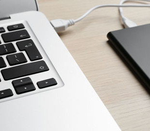 Як зарядити ноутбук без розетки: три робочі способи під час блекаутів