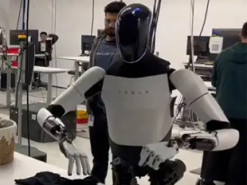 Ілон Маск продемонстрував на відео, як робот Optimus від Tesla уміє складати футболки