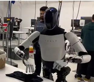 Ілон Маск продемонстрував на відео, як робот Optimus від Tesla уміє складати футболки