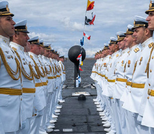 Фуражка тримається на лямці від ліфчика: російський військовий зганьбився на параді до "Дня ВМФ" у Пітері
