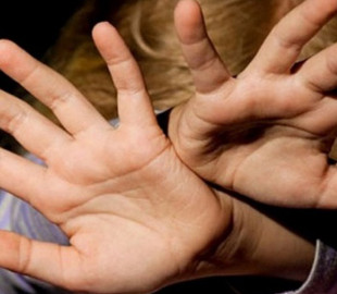 Розбещував малолітніх сестричок та зберігав дитячу порнографію: жителю Коростишева «світить» 15 років або довічне ув’язнення