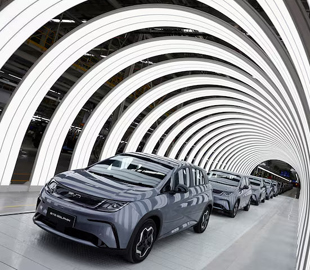 Китайська компанія заперечила звинувачення в «рабстві» на заводі електромобілів у Бразилії