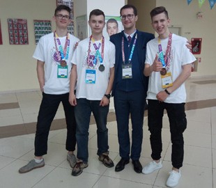 Киевские школьники выиграли международный конкурс компьютерщиков и программистов в Бухаресте