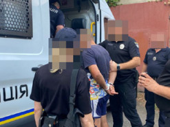 Спустошували кишені, гаманці та банківські карти жертв: на Хмельниччині судитимуть банду крадіїв