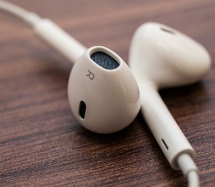 Физики объяснили, почему путаются наушники