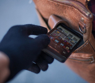 В Сумах двое грабителей украли дорогие смартфоны