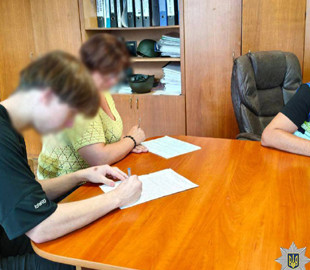 У Києві юні «тіктокери» зняли відео під російський реп у формі поліції: відповідатимуть батьки