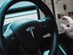 Вантажівка зі світлофорами "поламала" мозок бортовому комп'ютеру Tesla