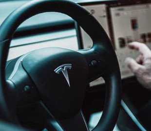 Вантажівка зі світлофорами "поламала" мозок бортовому комп'ютеру Tesla