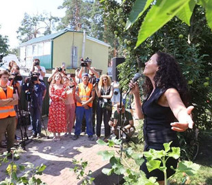 Настя Каменських у мінісукні приїхала до Ірпеня: підтримала волонтерів Добробату і заспівала для них