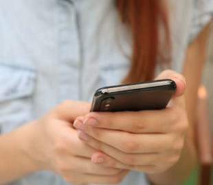 У Польщі з 1 вересня учням початкової школи заборонять користуватися телефонами