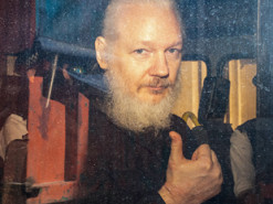 Ассанжа отказались выпускать из тюрьмы из-за коронавируса