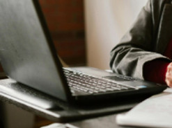 В Україні до 5 років в’язниці засудили пенсіонерку, яка вкрала в “Укрпошти” понад 600 тисяч гривень