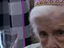 101-річна довгожителька назвала алкоголь, який допоміг їй прожити довге життя