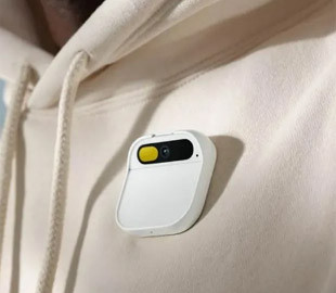 Виробник смартфонів без екрана попередив, що зарядний кейс може вибухнути