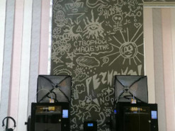 Школярі з Київщини друкують деталі для військових на 3D-принтері з пластикових пляшок, які самі й переробляють