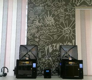 Школярі з Київщини друкують деталі для військових на 3D-принтері з пластикових пляшок, які самі й переробляють