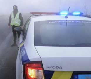 Українським водіям нагадали, як їздити в умовах туману