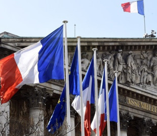 Нижня палата парламенту Франції схвалила запровадження COVID-паспортів