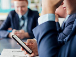 У Франції випробують заборону мобільних телефонів в школах для дітей до 15 років