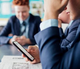 У Франції випробують заборону мобільних телефонів в школах для дітей до 15 років