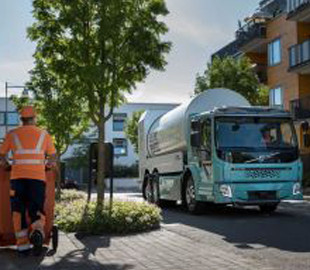 Электрический грузовик Volvo FE заметили на станции быстрой зарядки