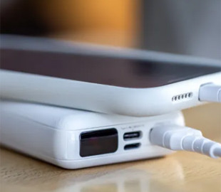 Чи псується телефон, якщо його довго залишати на зарядці: відповідь експертів