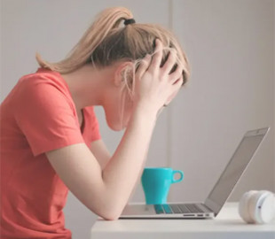 3 речі, які ніколи не можна робити із зарядкою ноутбука