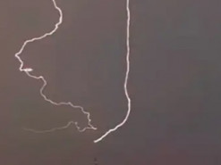 Вражаючий кадр: блискавка вдарила у найбільший хмарочос світу Бурдж-Халіфа