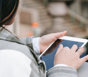 Українців масово блокують через дописи про війну у Facebook та Instagram: експерт назвав причину