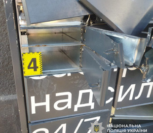 Поліція викрила двох юнаків, які викрали з поштомата ювелірні вироби на понад 100 тисяч гривень